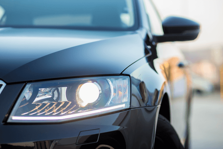 Bild von einem Auto von vorn, dessen Tageslicht angeschaltet ist